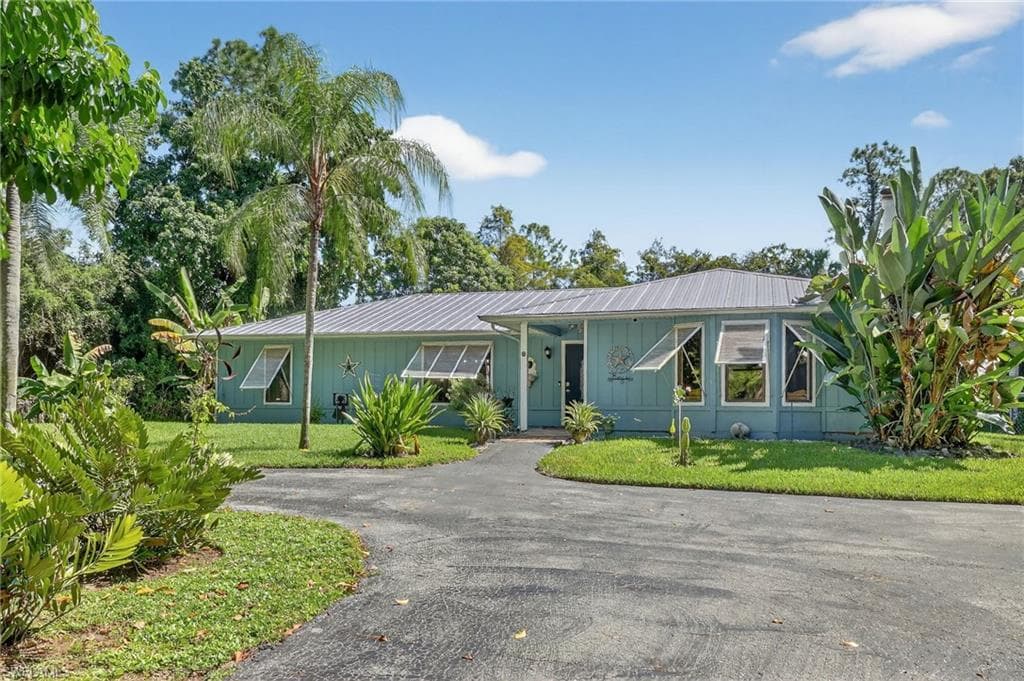 410 6th St NE, Naples, FL 34120-2