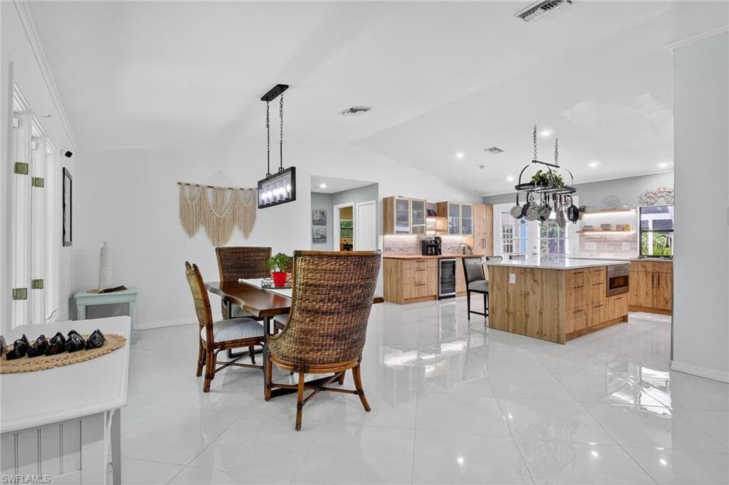 410 6th St NE, Naples, FL 34120-4