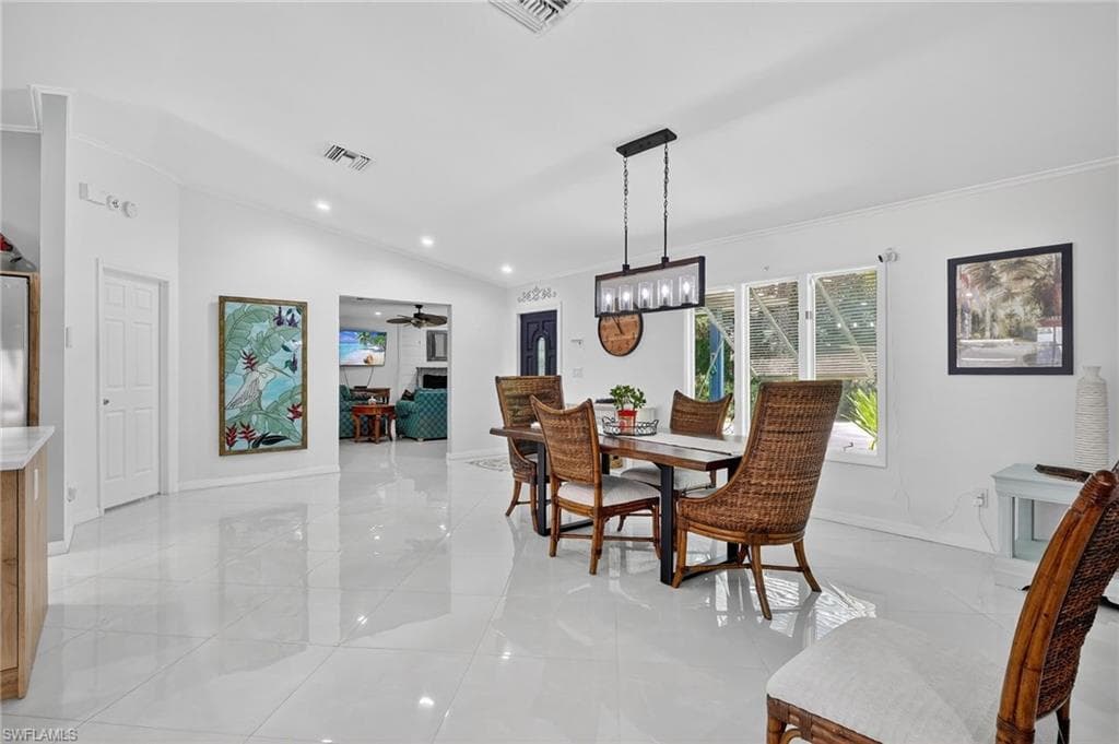 410 6th St NE, Naples, FL 34120-6