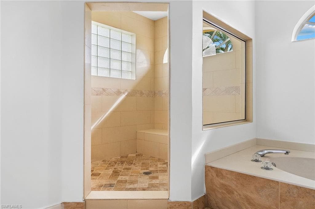 571 Raven Way, Naples, FL 34110-16