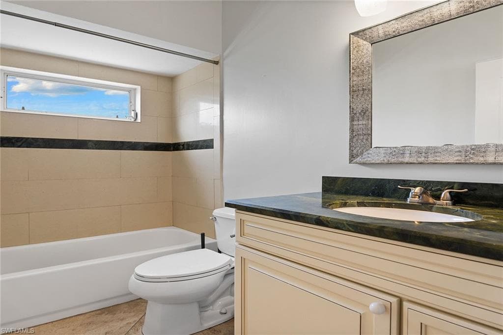 571 Raven Way, Naples, FL 34110-20