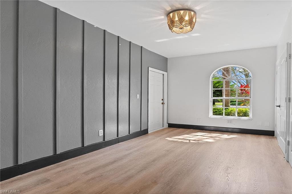 571 Raven Way, Naples, FL 34110-21