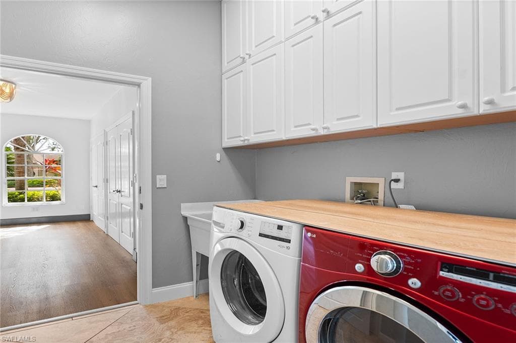 571 Raven Way, Naples, FL 34110-22