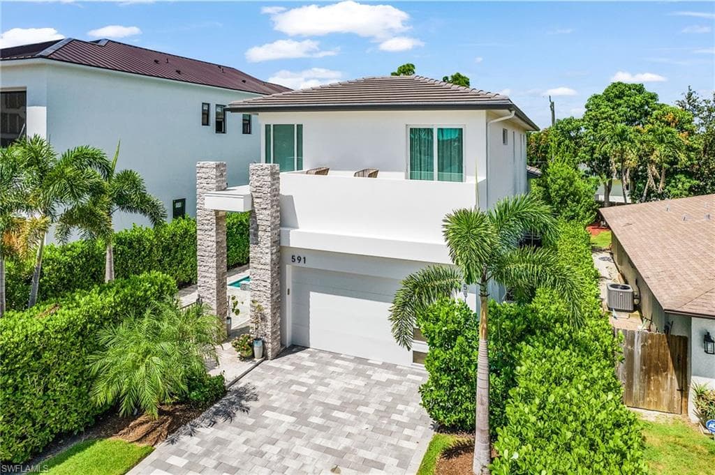 591 93rd Ave N, Naples, FL 34108-2