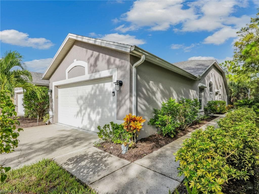 5321 Whitten Dr, Naples, FL 34104-1