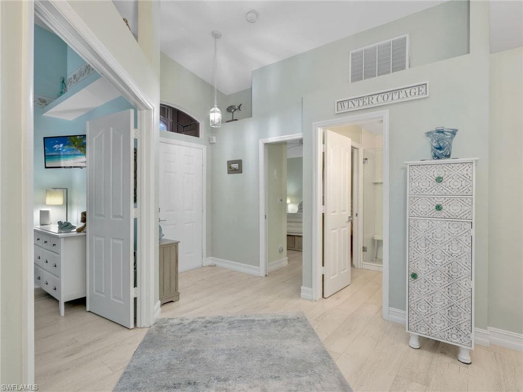 5321 Whitten Dr, Naples, FL 34104-4