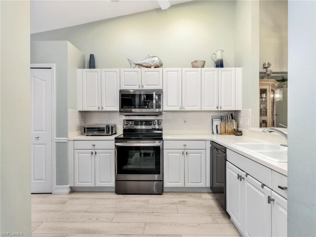 5321 Whitten Dr, Naples, FL 34104-5