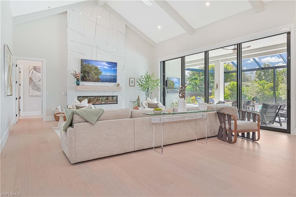 818 93rd Ave N, Naples, FL 34108-10