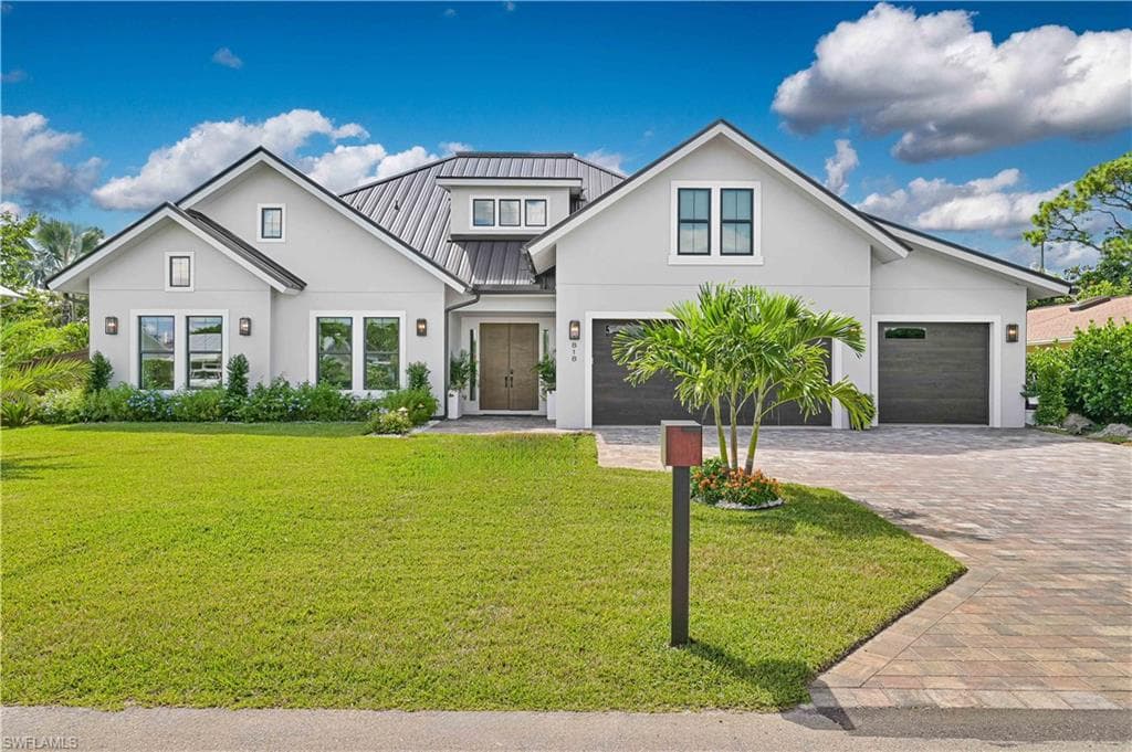 818 93rd Ave N, Naples, FL 34108-2