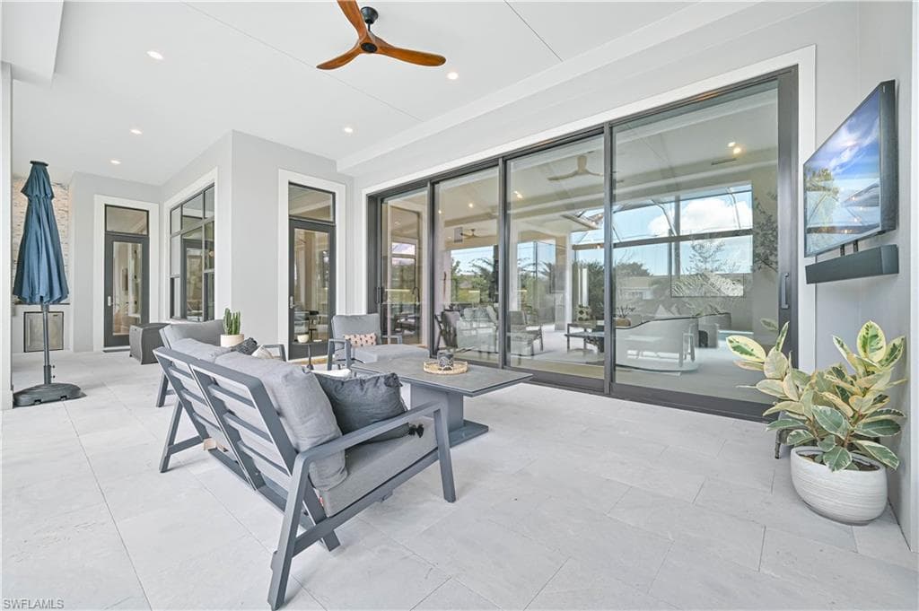 818 93rd Ave N, Naples, FL 34108-44