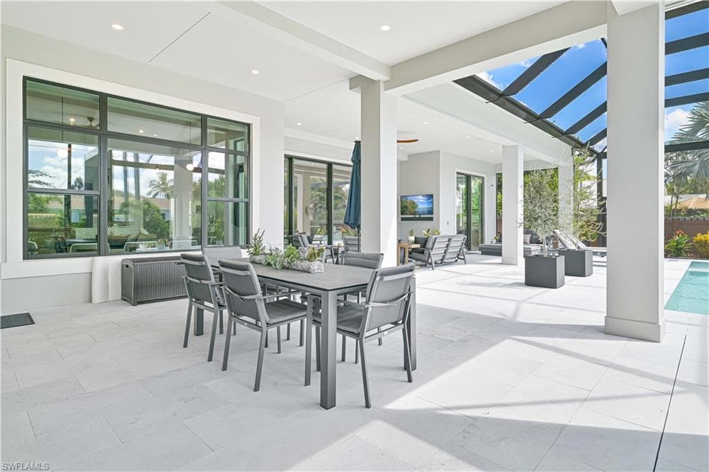 818 93rd Ave N, Naples, FL 34108-46