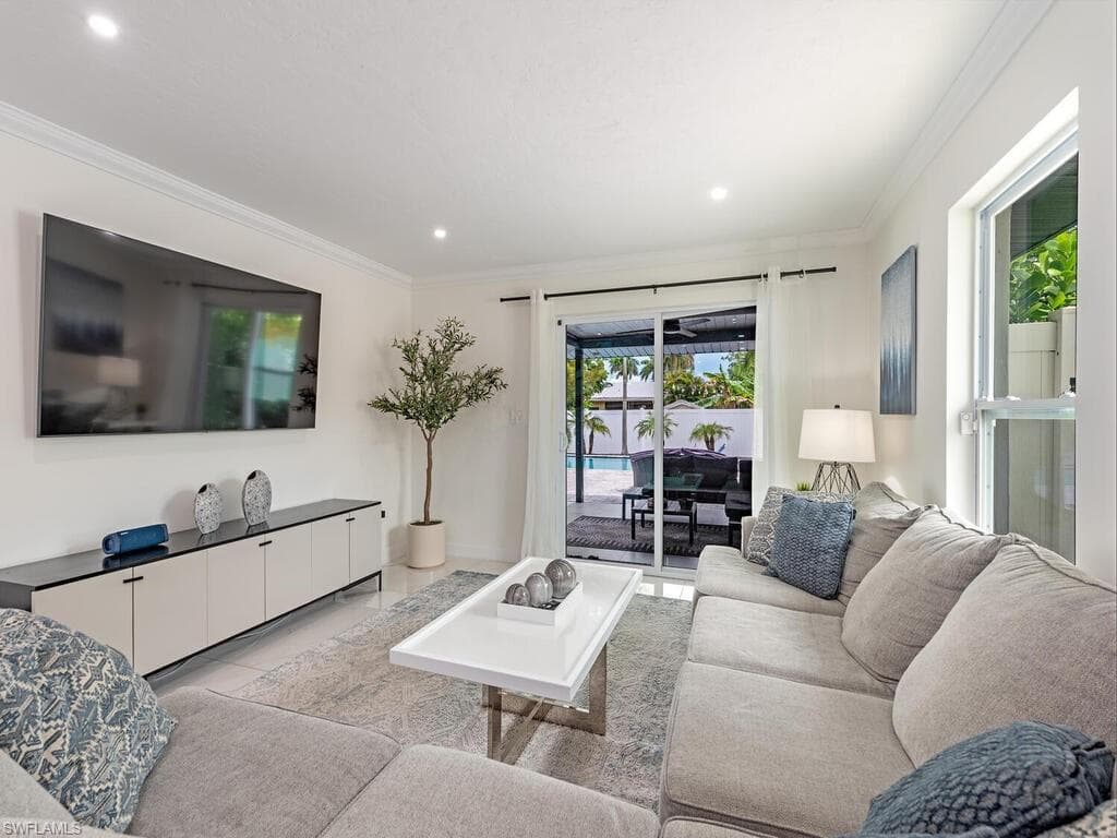 714 109th Ave N, Naples, FL 34108-3