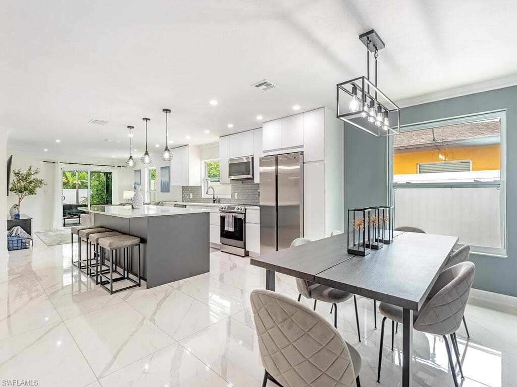 714 109th Ave N, Naples, FL 34108-6