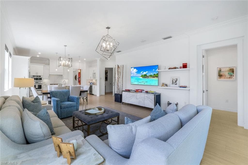 16374 Viansa Way 302, Naples, FL 34110-1