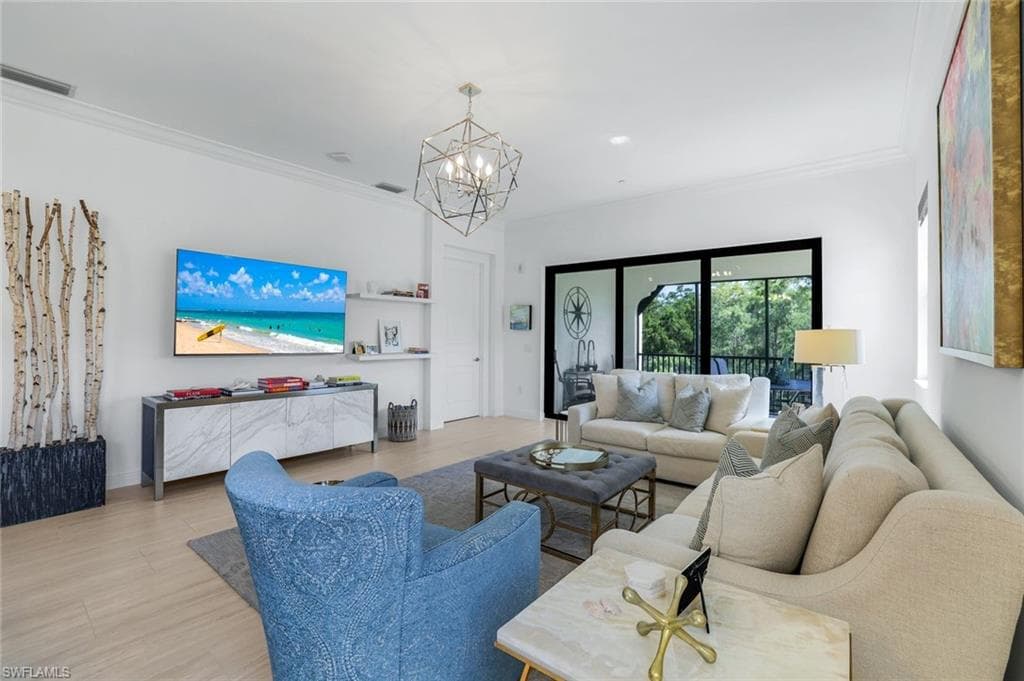 16374 Viansa Way 302, Naples, FL 34110-3