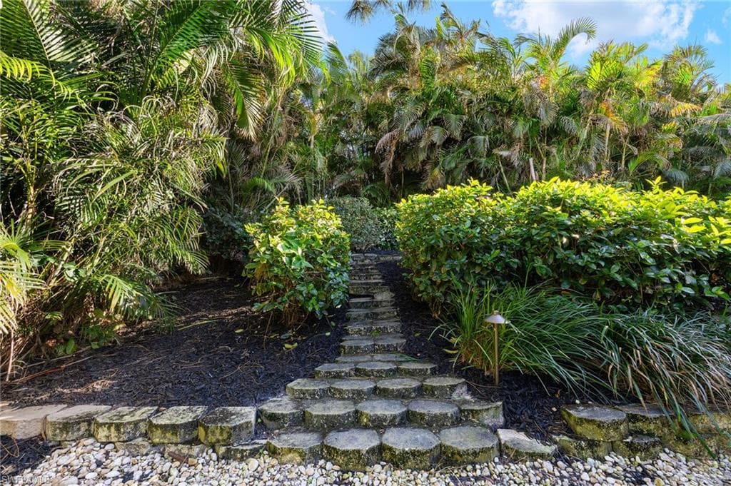 812 Arrowhead Ln, Naples, FL 34108-27