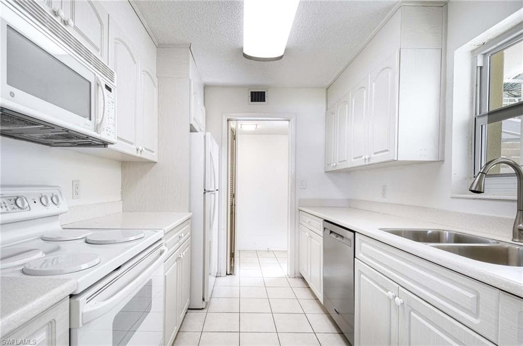 2151 Gulf Shore Blvd N 204, Naples, FL 34102-11