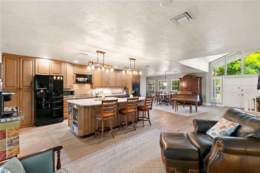 431 Widgeon Pt, Naples, FL 34105-6