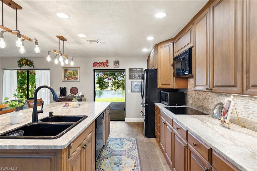 431 Widgeon Pt, Naples, FL 34105-7