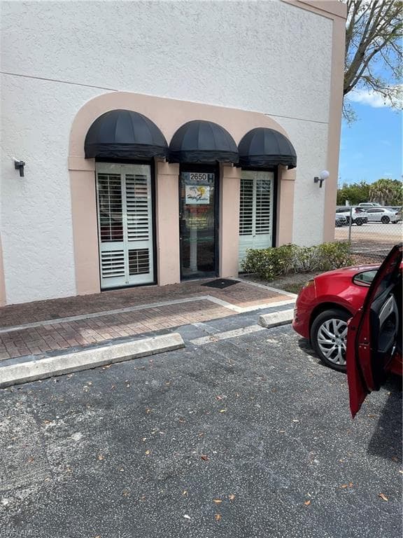 2650 Airport Rd S H, Naples, FL 34112-2