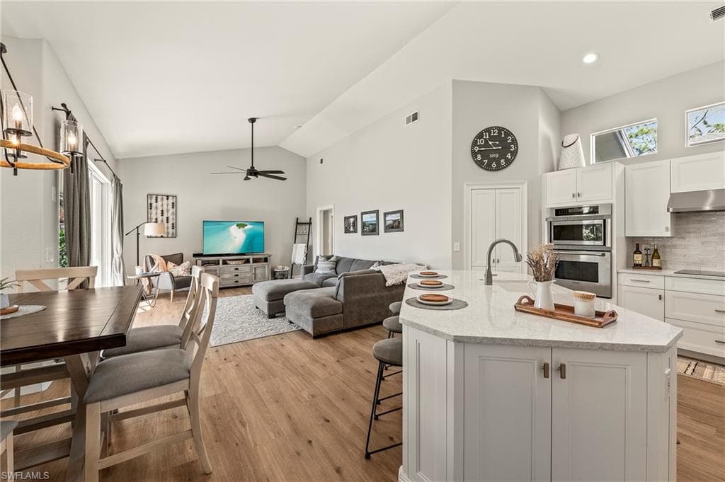 1015 Tivoli Ln, Naples, FL 34104-11