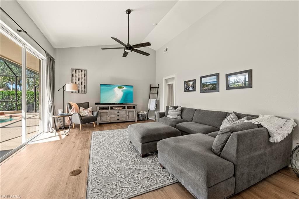 1015 Tivoli Ln, Naples, FL 34104-13