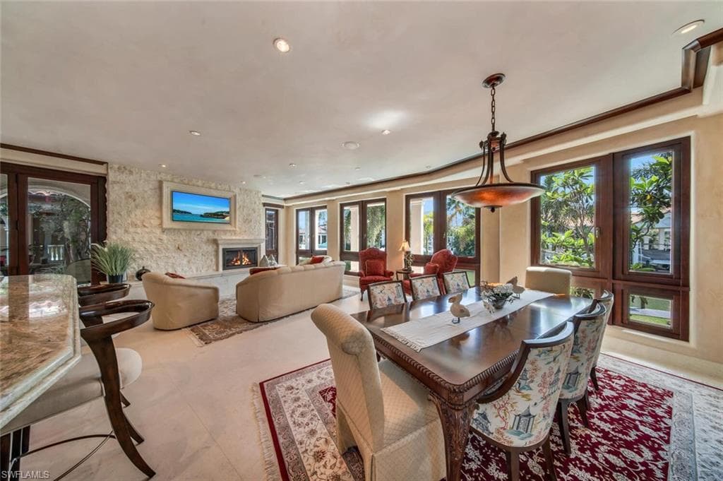 2233 Forrest Ln, Naples, FL 34102-23