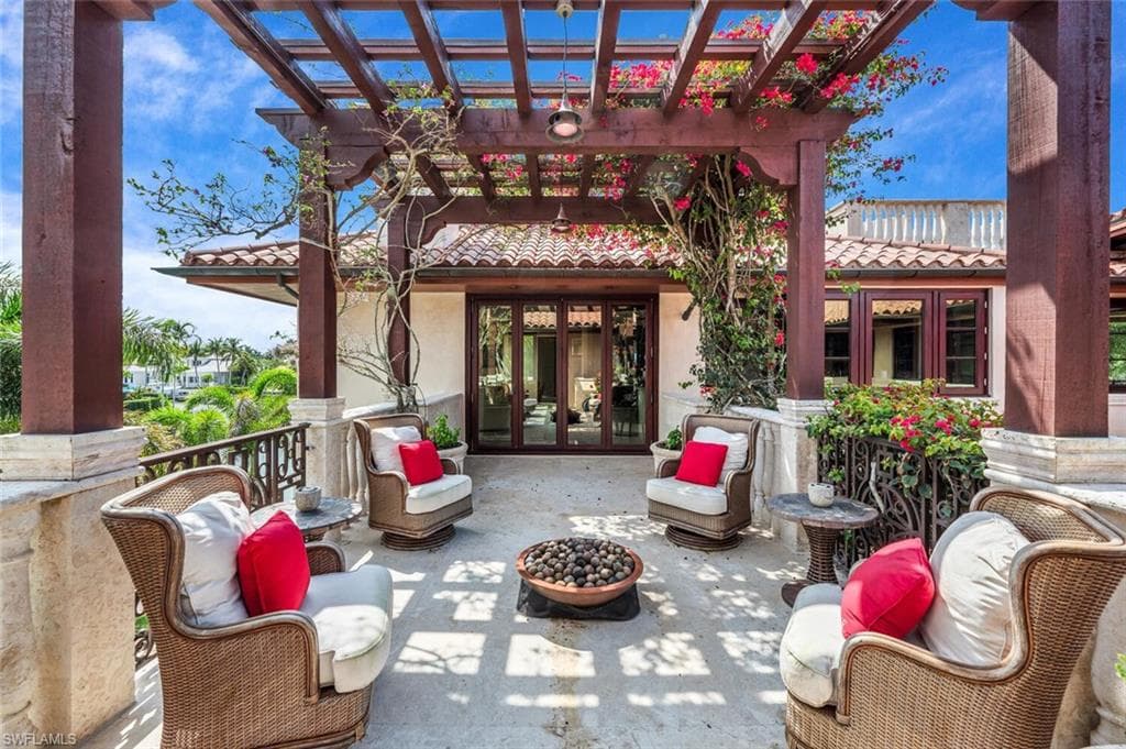 2233 Forrest Ln, Naples, FL 34102-34