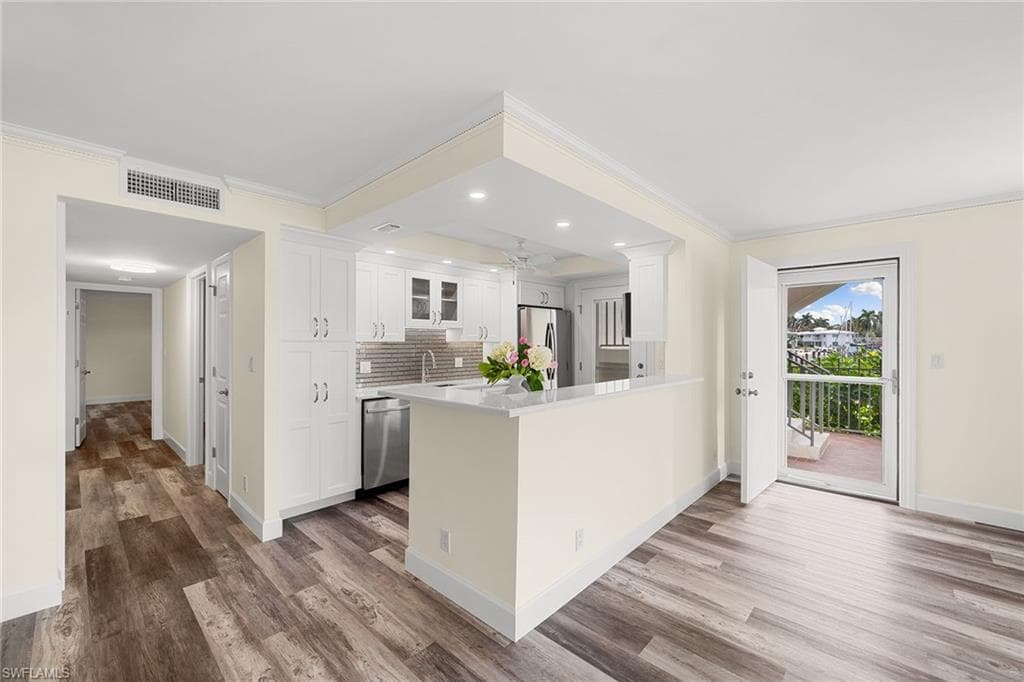 222 Harbour Dr 116, Naples, FL 34103-10