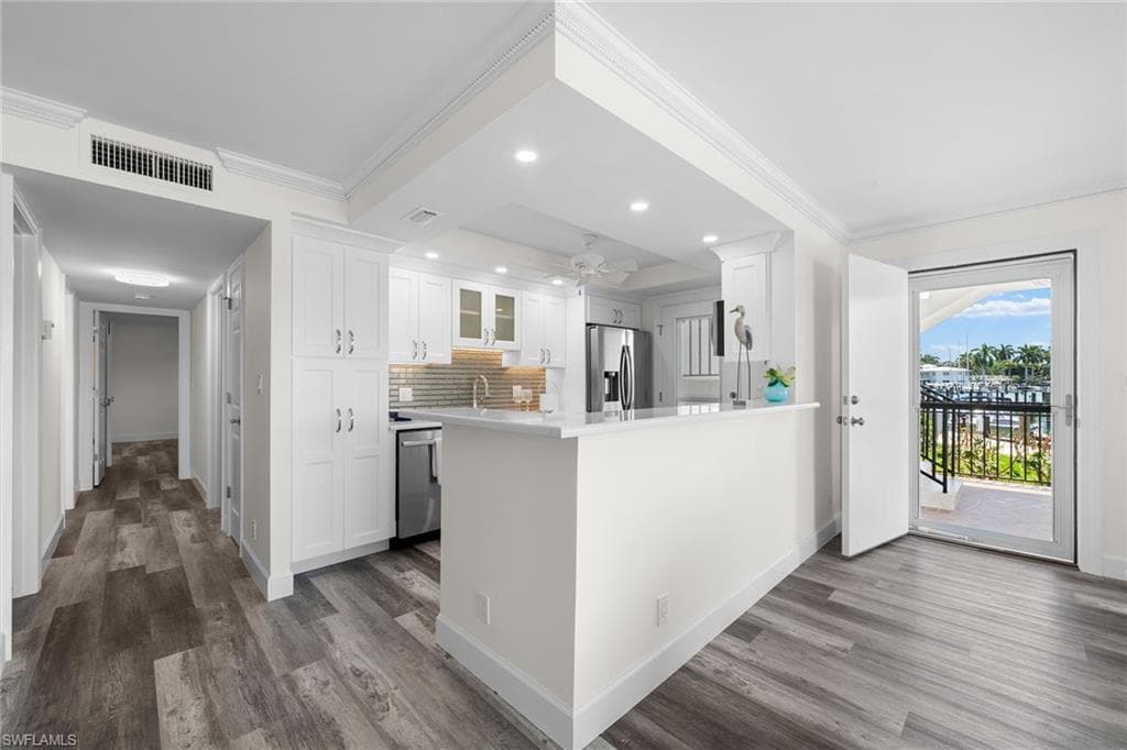 222 Harbour Dr 116, Naples, FL 34103-15