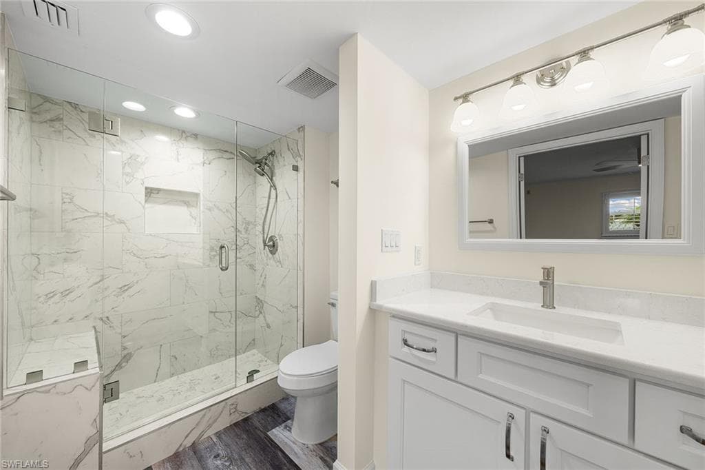 222 Harbour Dr 116, Naples, FL 34103-32