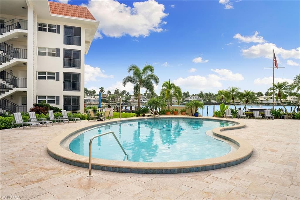 222 Harbour Dr 116, Naples, FL 34103-34