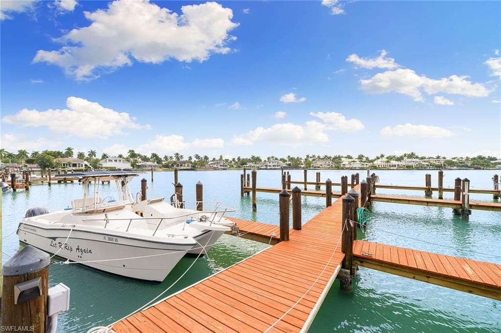 222 Harbour Dr 116, Naples, FL 34103-3