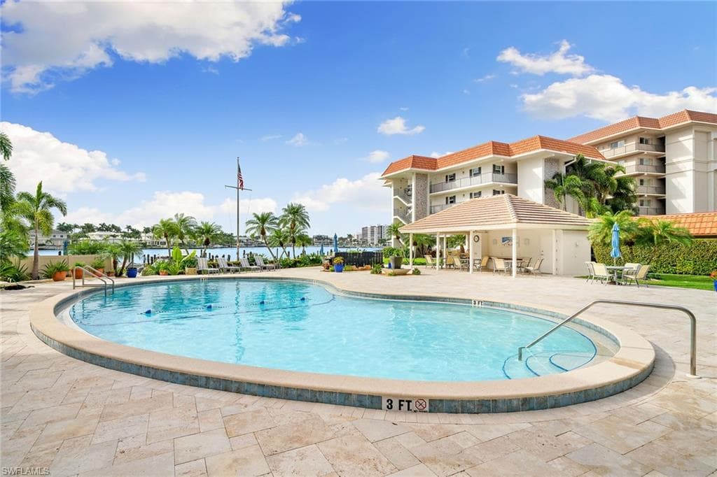 222 Harbour Dr 116, Naples, FL 34103-5