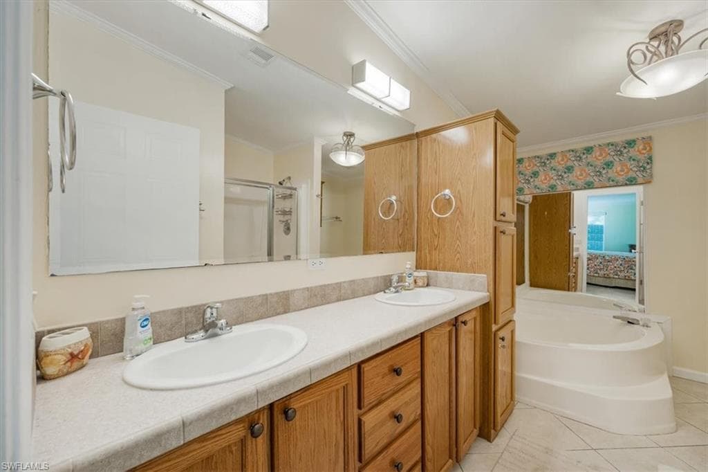 32 Sonderhen Dr, Naples, FL 34114-8210-13