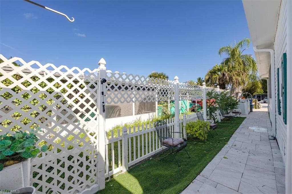 32 Sonderhen Dr, Naples, FL 34114-8210-22