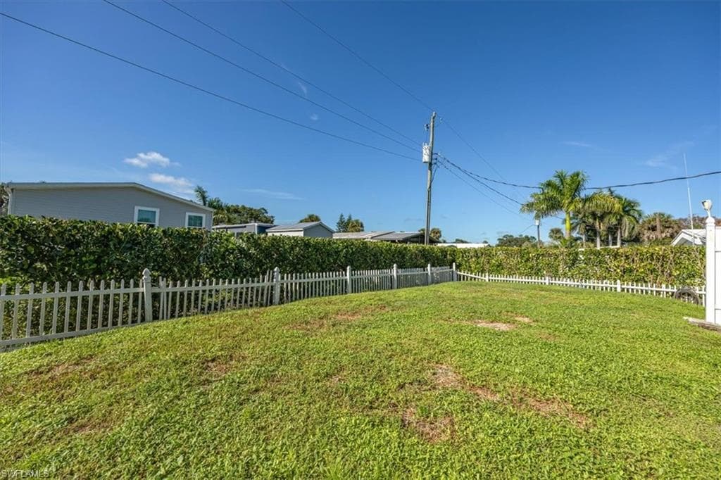 32 Sonderhen Dr, Naples, FL 34114-8210-25