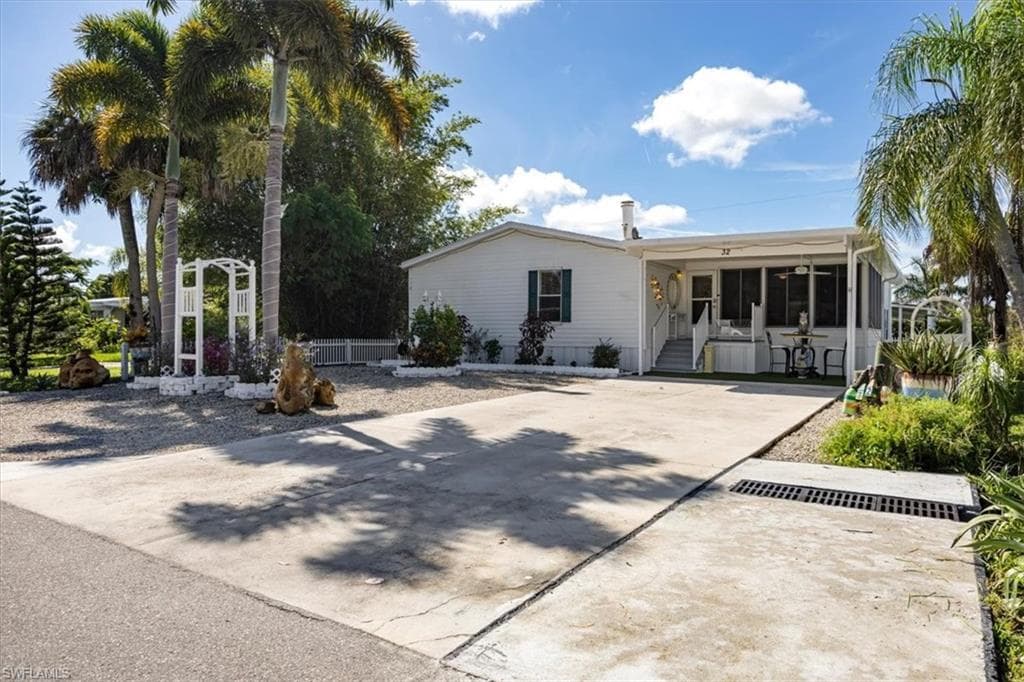 32 Sonderhen Dr, Naples, FL 34114-8210-1