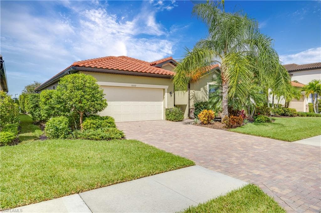 1602 Santiago Cir, Naples, FL 34113-3
