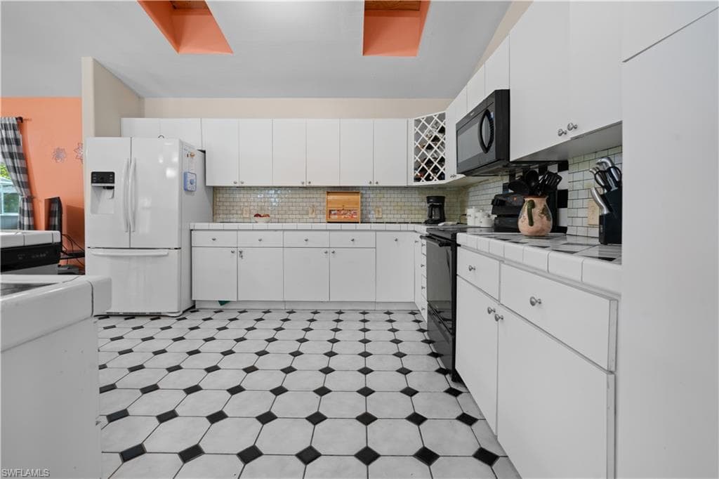 540 7th St SW, Naples, FL 34117-8