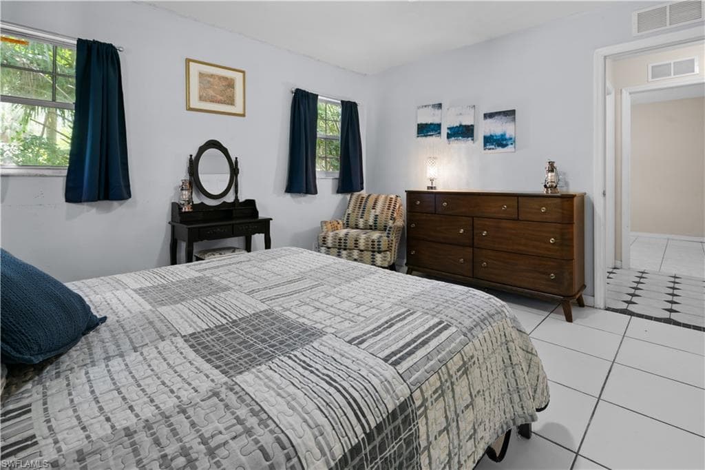 540 7th St SW, Naples, FL 34117-18