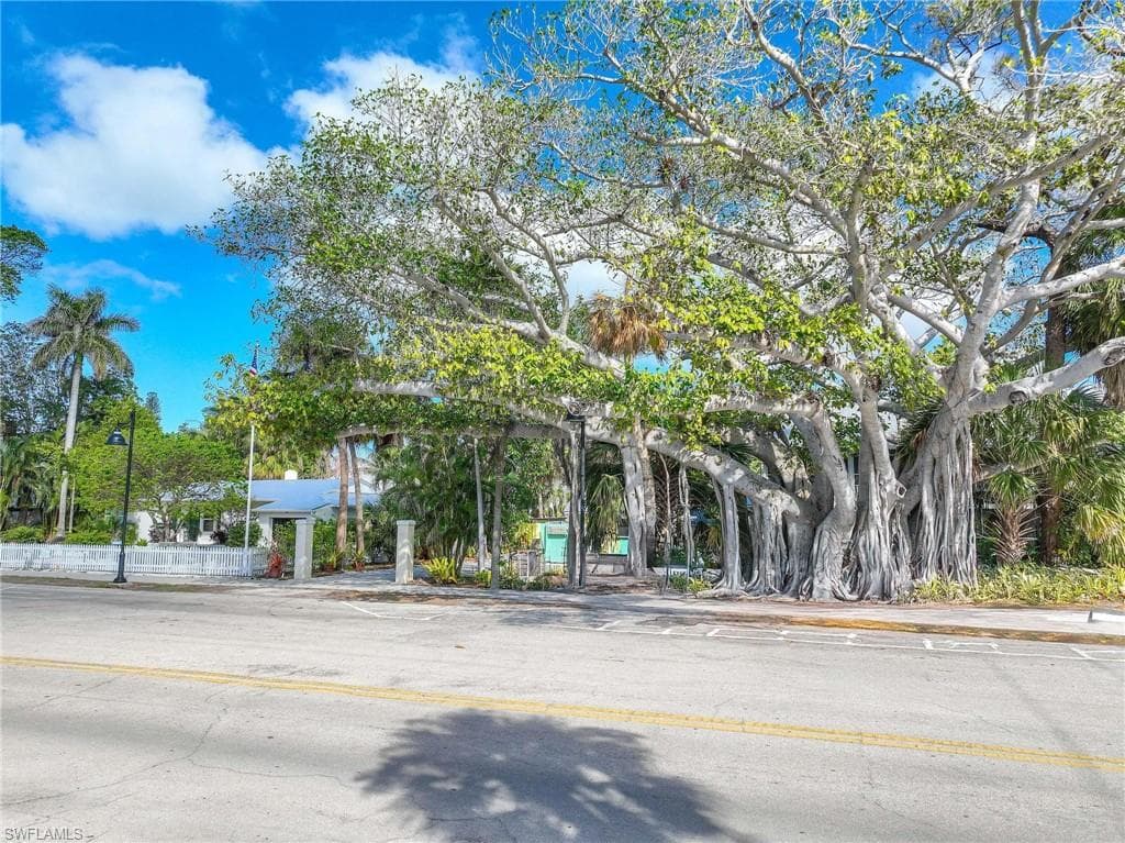 1222 Gordon Dr 15, Naples, FL 34102-34