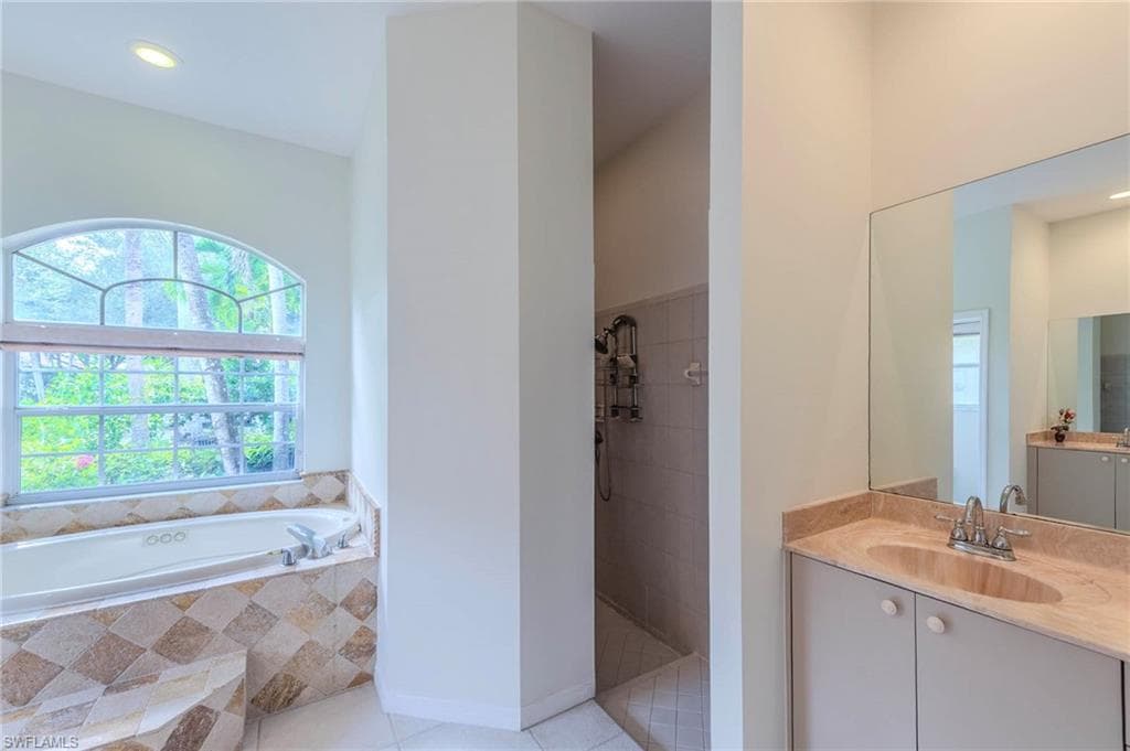 2136 Harlans Run, Naples, FL 34105-20
