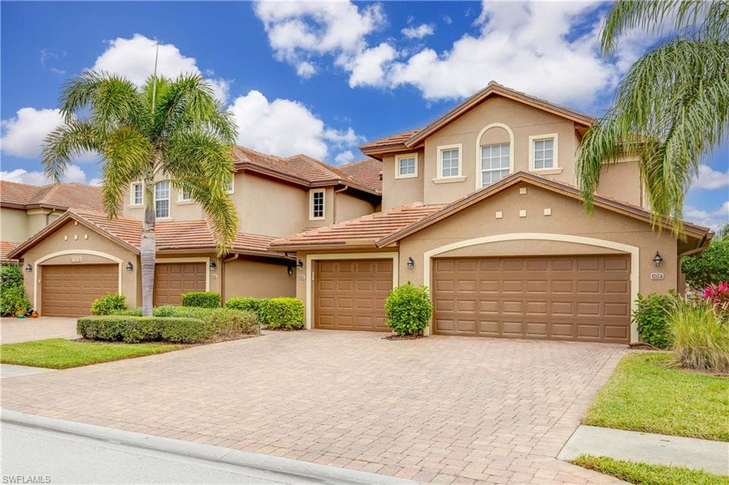 6630 Alden Woods Cir 201, Naples, FL 34113-1
