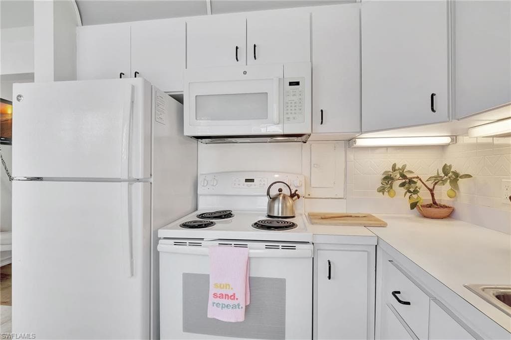 285 8th Ave S 285, Naples, FL 34102-8