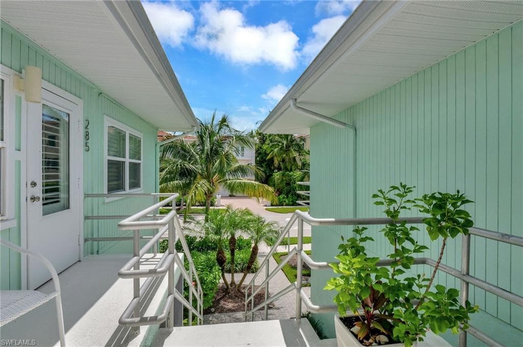 285 8th Ave S 285, Naples, FL 34102-13