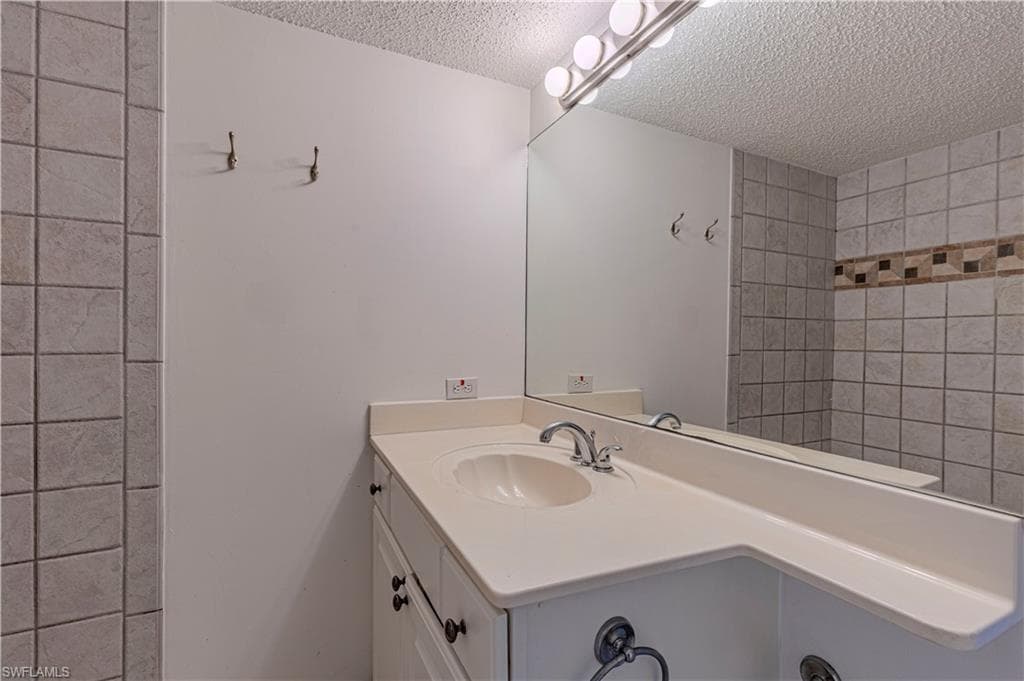 9395 Pennsylvania Ave 24, Bonita Springs, FL 34135-20