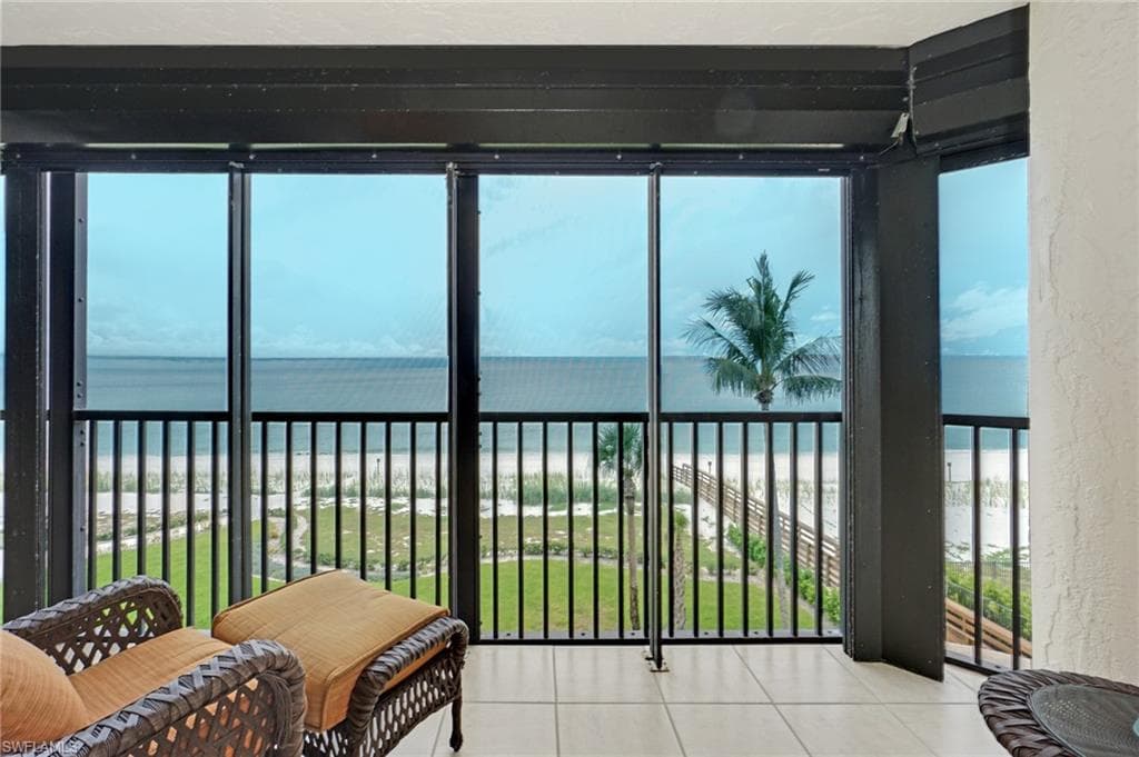 9653 Gulf Shore Dr 303, Naples, FL 34108-10