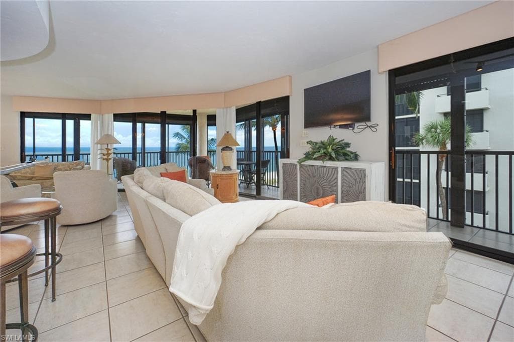 9653 Gulf Shore Dr 303, Naples, FL 34108-14
