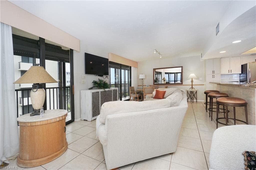 9653 Gulf Shore Dr 303, Naples, FL 34108-15